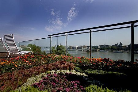 Vista panoramica sul Danubio dall'Hotel Lanchid 19 a Budapest