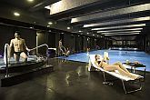 Centro wellness con piscina per nuotare e jacuzzi al Bliss Wellness Hotel Budapest nel centro della capitale