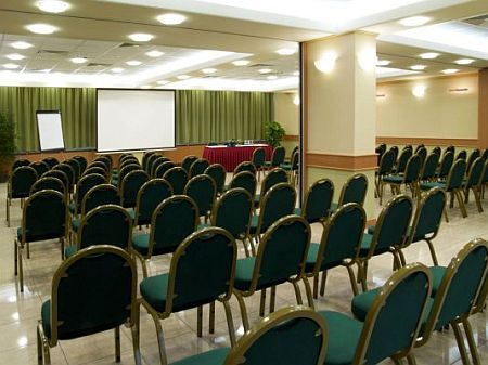 Sala conferenza climatizzata, attrezzata con la tecnica più moderna all'Hotel Arena Budapest