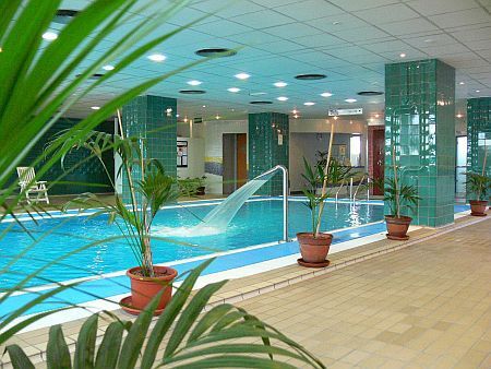 Piscina per nuotare all'Hotel Arena a Budapest - hotel nel centro di Budapest con centro wellness-fitness