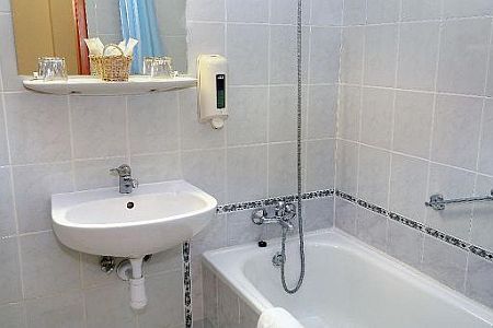 Bagno con vasca all'Hotel Eben a Budapest - hotel a 3 stelle a Budapest