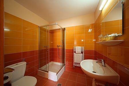 Bagno con doccia all'Hotel Six Inn a Budapest - albergo poco costoso a Budapest 
