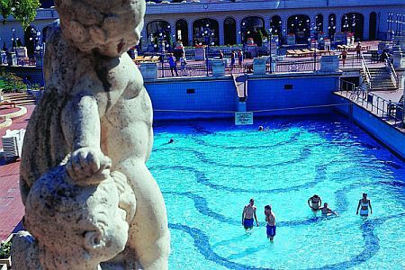 Piscina esterna nel Bagno Gellert - bagno termale a Budapest collegata all'Hotel Gellert